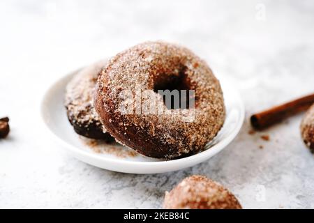 Hausgemachte Apfelmost-Donuts oder Donuts, selektiver Fokus Stockfoto