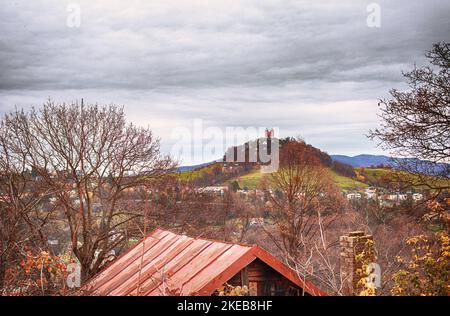 Blick auf kalvarienberg in der historischen Stadt Banska Stiavnica.Herbstsaison. Hochwertige Fotos Stockfoto