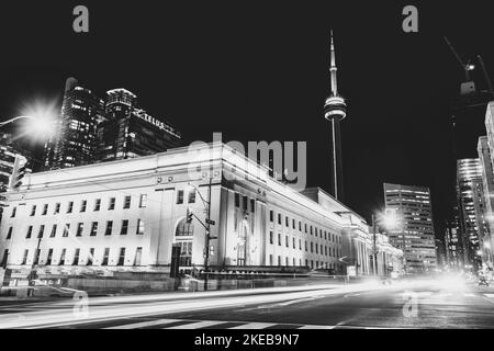 Eine Graustufenaufnahme des CN Tower in Toronto, Kanada Stockfoto