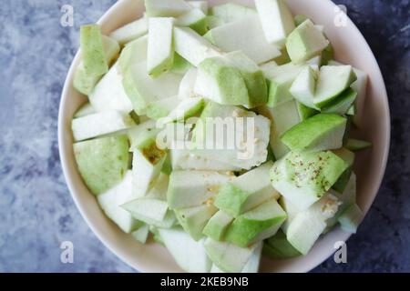 Nahaufnahme der Guava-Scheibe auf dem Tisch Stockfoto