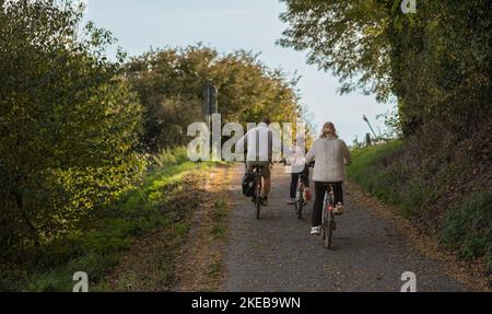 Familie genießt Fahrradtour im Park. Fahrradfahren am Wochenende. Stockfoto