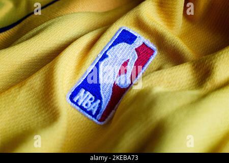 Maddaloni, Italien. 11.. November 2022. NBA „National Basketball Association“-Logo der North American Professional National League auf dem Mannschaftstrikot der Los Angeles Lakers. Maddaloni, 11. November 2022. (Vincenzo Izzo/Sipa USA) Quelle: SIPA USA/Alamy Live News Stockfoto