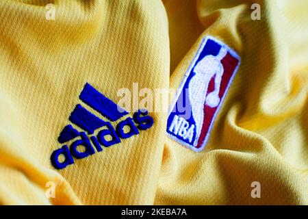 Maddaloni, Italien. 11.. November 2022. NBA-Logo „National Basketball Association“ North American Professional National League mit dem Adidas-Logo auf dem Mannschaftstrikot von Los Angeles Lakers. Maddaloni, 11. November 2022. (Vincenzo Izzo/Sipa USA) Quelle: SIPA USA/Alamy Live News Stockfoto