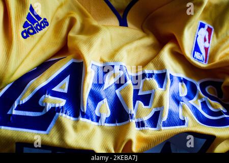 Maddaloni, Italien. 11.. November 2022. Trikot der Los Angeles Lakers, Basketballmannschaft, die in der NBA 'National Basketball Association', Sportmeisterschaft der Vereinigten Staaten von Amerika, spielt. Maddaloni, 11. November 2022. (Vincenzo Izzo/Sipa USA) Quelle: SIPA USA/Alamy Live News Stockfoto