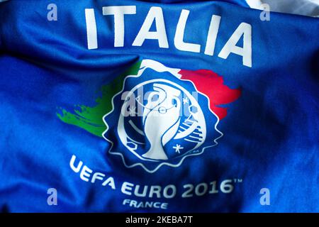 Maddaloni, Italien. 11.. November 2022. Logo der Fußball-Europameisterschaft 2016 'UEFA Euro 2016', bekannt als 'France 2016', gedruckt auf einem Trikot der italienischen Fußballnationalmannschaft. Dies war die fünfzehnte Ausgabe, die von der UEFA „European Union of European Football Federations“ organisiert wurde und zum dritten Mal in Frankreich gespielt wurde. Maddaloni, 11. November 2022. (Vincenzo Izzo/Sipa USA) Quelle: SIPA USA/Alamy Live News Stockfoto