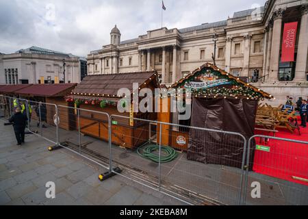 London, Großbritannien. 11. November 2022. Auf dem Trafalgar Square wird derzeit ein Weihnachtsmarkt mit über 20 Ständen vorbereitet, an denen handgefertigte Waren, Weihnachtsschmuck und Speisen angeboten werden. Kredit: amer ghazzal/Alamy Live Nachrichten Stockfoto