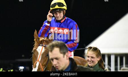 Chelmsford, Großbritannien. 11.. November 2022. Aidan Keely begrüßt das Publikum an der Mirabello Bay, nachdem er den 5,30. Auf der Chelmsford City Racecourse, Großbritannien, gewonnen hat. Kredit: Paul Blake/Alamy Live Nachrichten. - Bild ID: 2JPTWMA Stockfoto