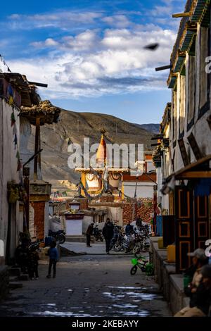 Eine vertikale Aufnahme einer Straßenszene beim Tiji Festival in Upper Mustang, Nepal Stockfoto