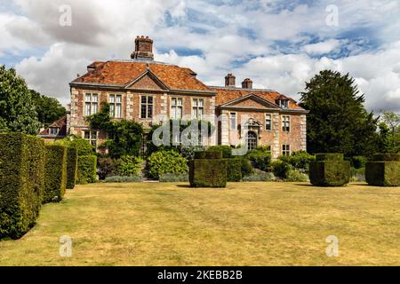 Das Heale House ist ein aus Backsteinen gebautes Herrenhaus aus dem 17.. Jahrhundert in Middle Woodford am Ufer des Flusses Avon, Wiltshire, England, Großbritannien Stockfoto