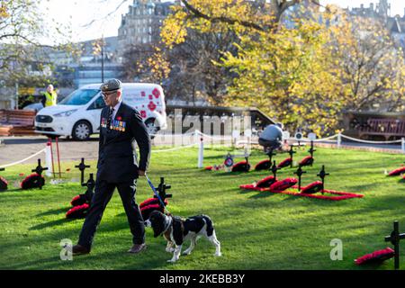 Edinburgh, Schottland, 11/11/2022, der Erinnerungsdienst wurde in Edinburgh in diesem Jahr wegen starker Winde eingestellt. Neben dem Scott Monument, das von Gewehren aus dem Edinburgh Castle abgefeuert wurde, wurde immer noch eine 2-minütige Schweigeminute gehalten. Stockfoto