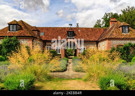 Der stabile Block am Heale House, einem aus Backsteinen gebauten Herrenhaus aus dem 17.. Jahrhundert in Middle Woodford am Ufer des Flusses Avon, Wiltshire, England, Großbritannien Stockfoto