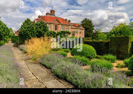 Das Heale House ist ein aus Backsteinen gebautes Herrenhaus aus dem 17.. Jahrhundert in Middle Woodford am Ufer des Flusses Avon, Wiltshire, England, Großbritannien Stockfoto