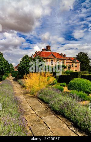 Das Heale House ist ein aus Backsteinen gebautes Herrenhaus aus dem 17.. Jahrhundert in Middle Woodford am Ufer des Flusses Avon, Wiltshire, England, Großbritannien Stockfoto