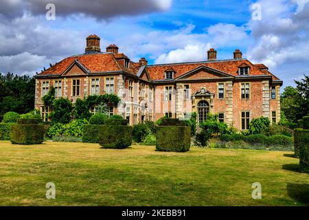 Das Heale House ist ein aus Backsteinen gebautes Herrenhaus aus dem 17.. Jahrhundert in Middle Woodford am Ufer des Flusses Avon, Wiltshire, England, Großbritannien Stockfoto