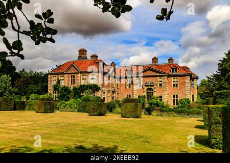 Das Heale House ist ein aus Backsteinen gebautes Herrenhaus aus dem 17.. Jahrhundert in Middle Woodford am Ufer des Flusses Avon, Wiltshire, England, Großbritannien Stockfoto