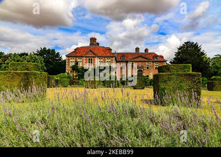 Das Heale House ist ein aus Backsteinen gebautes Herrenhaus aus dem 17.. Jahrhundert in Middle Woodford am Ufer des Flusses Avon, Wiltshire, England, Großbritannien Stockfoto