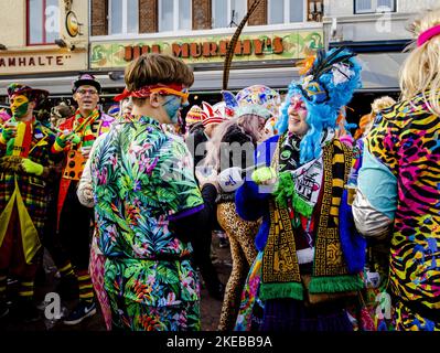 2022-11-11 14:35:43 ROERMOND - Nachtschwärmer während der Eröffnung der Limburger Karnevalssaison. Der Auftakt der „Wastelaoves-Saison“ in Limburg startet in diesem Jahr erstmals in Roermond und alle 15.500 Tickets für die 11. der 11. sind verkauft. ANP SEM VAN DER WAL niederlande Out - belgien Out Stockfoto