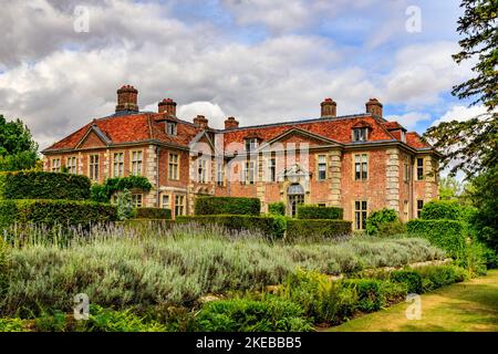 Das Heale House ist ein aus Backsteinen gebautes Herrenhaus aus dem 17.. Jahrhundert in Middle Woodford am Ufer des Flusses Avon, Wiltshire, England, Großbritannien Stockfoto