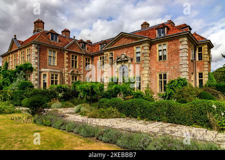 Das Heale House ist ein aus Backsteinen gebautes Herrenhaus aus dem 17.. Jahrhundert in Middle Woodford am Ufer des Flusses Avon, Wiltshire, England, Großbritannien Stockfoto