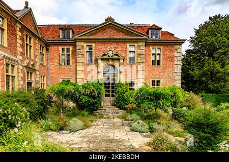 Das Heale House ist ein aus Backsteinen gebautes Herrenhaus aus dem 17.. Jahrhundert in Middle Woodford am Ufer des Flusses Avon, Wiltshire, England, Großbritannien Stockfoto