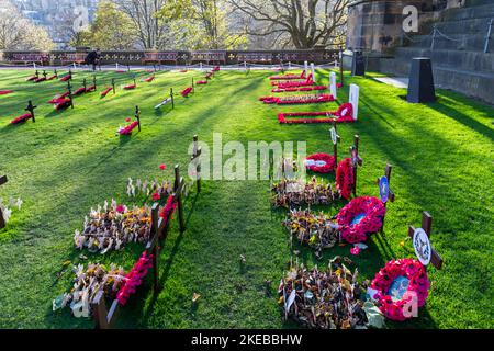 Edinburgh, Schottland, 11/11/2022, der Erinnerungsdienst wurde in Edinburgh in diesem Jahr wegen starker Winde eingestellt. Neben dem Scott Monument, das von Gewehren aus dem Edinburgh Castle abgefeuert wurde, wurde immer noch eine 2-minütige Schweigeminute gehalten. Stockfoto