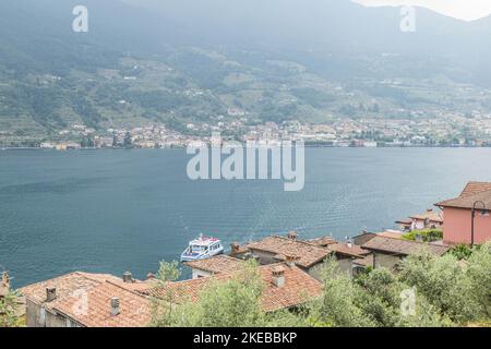 Luftaufnahme von Sale Marasino und Carzano im See Iseo Stockfoto