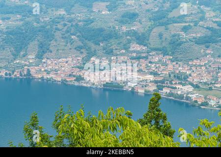 Luftaufnahme von Sale Marasino im See Iseo Stockfoto