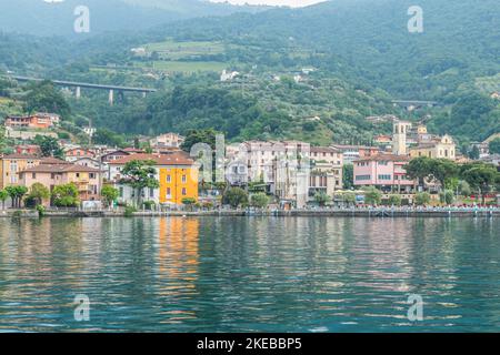 Sulzano, Italien - 05-06-2022: Panorama des Seeufers von Sulzano mit farbigen Häusern, die sich im See Iseo spiegeln Stockfoto
