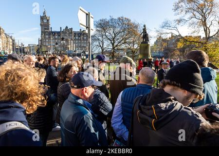 Edinburgh, Schottland, 11/11/2022, der Erinnerungsdienst wurde in Edinburgh in diesem Jahr wegen starker Winde eingestellt. Neben dem Scott Monument, das von Gewehren aus dem Edinburgh Castle abgefeuert wurde, wurde immer noch eine 2-minütige Schweigeminute gehalten. Stockfoto