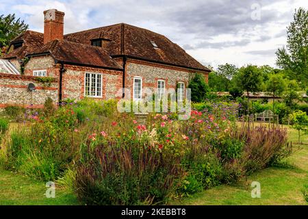 Farbenfrohe Blumen neben dem Stallblock im Heale House - einem aus Backstein gebauten Herrenhaus aus dem 17.. Jahrhundert in Middle Woodford, Wiltshire, England, Großbritannien Stockfoto