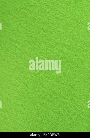 Vollbild in kurzem grünen Filz, vertikale Anordnung. Textur und Hintergrund aus Filzmaterial. Speicherplatz kopieren. Stockfoto