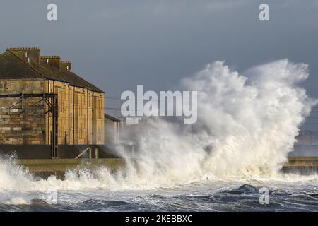 Saltcoats, Großbritannien. 11.. November 2022. Winde mit Geschwindigkeiten von bis zu 60 mph verursachten hohe Gezeiten und Meereswellen von 10 Metern und mehr schlugen die Küste in Saltcoats, Ayrshire, Schottland, Großbritannien, so dass Scotrail nach 1,00pm Züge auf der Küstenlinie absagen konnte. Kredit: Findlay/Alamy Live Nachrichten Stockfoto