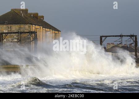 Saltcoats, Großbritannien. 11.. November 2022. Winde mit Geschwindigkeiten von bis zu 60 mph verursachten hohe Gezeiten und Meereswellen von 10 Metern und mehr schlugen die Küste in Saltcoats, Ayrshire, Schottland, Großbritannien, so dass Scotrail nach 1,00pm Züge auf der Küstenlinie absagen konnte. Kredit: Findlay/Alamy Live Nachrichten Stockfoto