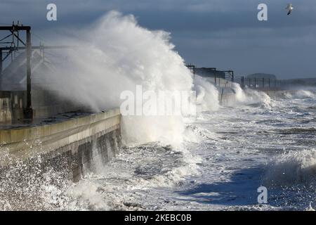 Saltcoats, Großbritannien. 11.. November 2022. Winde mit Geschwindigkeiten von bis zu 60 mph verursachten hohe Gezeiten und Meereswellen von 10 Metern und mehr schlugen die Küste in Saltcoats, Ayrshire, Schottland, Großbritannien, so dass Scotrail nach 1,00pm Züge auf der Küstenlinie absagen konnte. Kredit: Findlay/Alamy Live Nachrichten Stockfoto