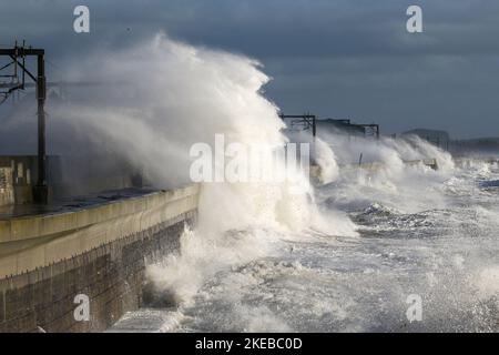 Saltcoats, Großbritannien. 11.. November 2022. Winde mit Geschwindigkeiten von bis zu 60 mph verursachten hohe Gezeiten und Meereswellen von 10 Metern und mehr schlugen die Küste in Saltcoats, Ayrshire, Schottland, Großbritannien, so dass Scotrail nach 1,00pm Züge auf der Küstenlinie absagen konnte. Kredit: Findlay/Alamy Live Nachrichten Stockfoto