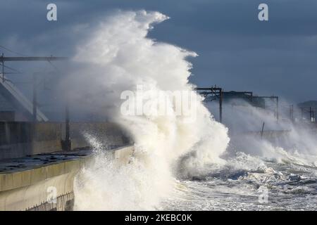 Saltcoats, Großbritannien. 11.. November 2022. Winde mit Geschwindigkeiten von bis zu 60 mph verursachten hohe Gezeiten und Meereswellen von 10 Metern und mehr schlugen die Küste in Saltcoats, Ayrshire, Schottland, Großbritannien, so dass Scotrail nach 1,00pm Züge auf der Küstenlinie absagen konnte. Kredit: Findlay/Alamy Live Nachrichten Stockfoto