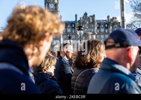 Edinburgh, Schottland, 11/11/2022, der Erinnerungsdienst wurde in Edinburgh in diesem Jahr wegen starker Winde eingestellt. Neben dem Scott Monument, das von Gewehren aus dem Edinburgh Castle abgefeuert wurde, wurde immer noch eine 2-minütige Schweigeminute gehalten. Stockfoto