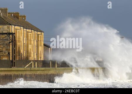 Saltcoats, Großbritannien. 11.. November 2022. Winde mit Geschwindigkeiten von bis zu 60 mph verursachten hohe Gezeiten und Meereswellen von 10 Metern und mehr schlugen die Küste in Saltcoats, Ayrshire, Schottland, Großbritannien, so dass Scotrail nach 1,00pm Züge auf der Küstenlinie absagen konnte. Kredit: Findlay/Alamy Live Nachrichten Stockfoto