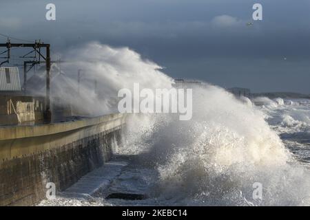 Saltcoats, Großbritannien. 11.. November 2022. Winde mit Geschwindigkeiten von bis zu 60 mph verursachten hohe Gezeiten und Meereswellen von 10 Metern und mehr schlugen die Küste in Saltcoats, Ayrshire, Schottland, Großbritannien, so dass Scotrail nach 1,00pm Züge auf der Küstenlinie absagen konnte. Kredit: Findlay/Alamy Live Nachrichten Stockfoto