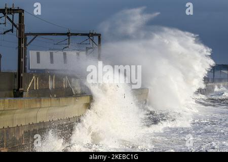 Saltcoats, Großbritannien. 11.. November 2022. Winde mit Geschwindigkeiten von bis zu 60 mph verursachten hohe Gezeiten und Meereswellen von 10 Metern und mehr schlugen die Küste in Saltcoats, Ayrshire, Schottland, Großbritannien, so dass Scotrail nach 1,00pm Züge auf der Küstenlinie absagen konnte. Kredit: Findlay/Alamy Live Nachrichten Stockfoto