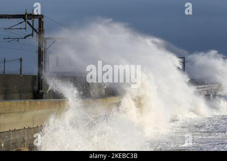 Saltcoats, Großbritannien. 11.. November 2022. Winde mit Geschwindigkeiten von bis zu 60 mph verursachten hohe Gezeiten und Meereswellen von 10 Metern und mehr schlugen die Küste in Saltcoats, Ayrshire, Schottland, Großbritannien, so dass Scotrail nach 1,00pm Züge auf der Küstenlinie absagen konnte. Kredit: Findlay/Alamy Live Nachrichten Stockfoto