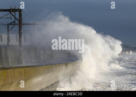 Saltcoats, Großbritannien. 11.. November 2022. Winde mit Geschwindigkeiten von bis zu 60 mph verursachten hohe Gezeiten und Meereswellen von 10 Metern und mehr schlugen die Küste in Saltcoats, Ayrshire, Schottland, Großbritannien, so dass Scotrail nach 1,00pm Züge auf der Küstenlinie absagen konnte. Kredit: Findlay/Alamy Live Nachrichten Stockfoto