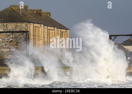 Saltcoats, Großbritannien. 11.. November 2022. Winde mit Geschwindigkeiten von bis zu 60 mph verursachten hohe Gezeiten und Meereswellen von 10 Metern und mehr schlugen die Küste in Saltcoats, Ayrshire, Schottland, Großbritannien, so dass Scotrail nach 1,00pm Züge auf der Küstenlinie absagen konnte. Kredit: Findlay/Alamy Live Nachrichten Stockfoto