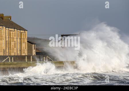 Saltcoats, Großbritannien. 11.. November 2022. Winde mit Geschwindigkeiten von bis zu 60 mph verursachten hohe Gezeiten und Meereswellen von 10 Metern und mehr schlugen die Küste in Saltcoats, Ayrshire, Schottland, Großbritannien, so dass Scotrail nach 1,00pm Züge auf der Küstenlinie absagen konnte. Kredit: Findlay/Alamy Live Nachrichten Stockfoto