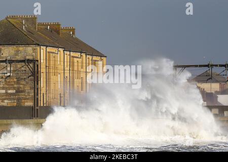 Saltcoats, Großbritannien. 11.. November 2022. Winde mit Geschwindigkeiten von bis zu 60 mph verursachten hohe Gezeiten und Meereswellen von 10 Metern und mehr schlugen die Küste in Saltcoats, Ayrshire, Schottland, Großbritannien, so dass Scotrail nach 1,00pm Züge auf der Küstenlinie absagen konnte. Kredit: Findlay/Alamy Live Nachrichten Stockfoto