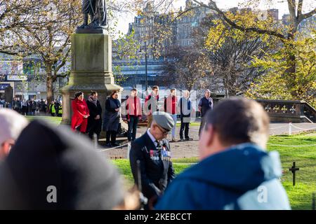 Edinburgh, Schottland, 11/11/2022, der Erinnerungsdienst wurde in Edinburgh in diesem Jahr wegen starker Winde eingestellt. Neben dem Scott Monument, das von Gewehren aus dem Edinburgh Castle abgefeuert wurde, wurde immer noch eine 2-minütige Schweigeminute gehalten. Stockfoto