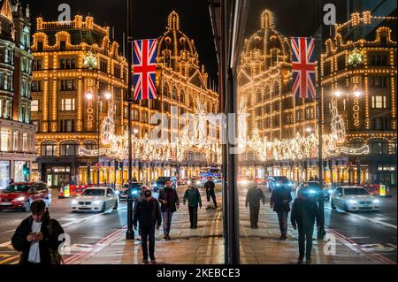 London, Großbritannien. 10.. November 2022. Weihnachtslichter an der Harrods-Fassade scheinen eine riesige Werbung für Christian Dior zu sein. Kredit: Guy Bell/Alamy Live Nachrichten Stockfoto