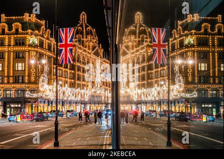 London, Großbritannien. 10.. November 2022. Weihnachtslichter an der Harrods-Fassade scheinen eine riesige Werbung für Christian Dior zu sein. Kredit: Guy Bell/Alamy Live Nachrichten Stockfoto