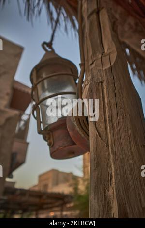 Alte traditionelle Stangenlampe im Al Seef Dubai, VAE Stockfoto