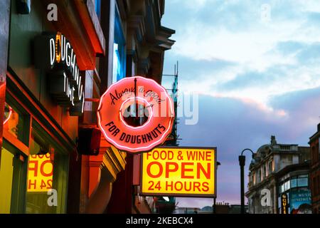 Donut Zeit in der Shaftesbury Avenue, Soho, London, UK Stockfoto